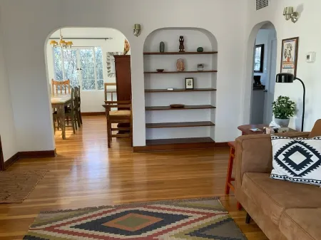 Historic Sam Hughes Charmer. Private yard w fruit trees. Walk to UA. Отели рядом с достопримечательностью «Университет Аризона»