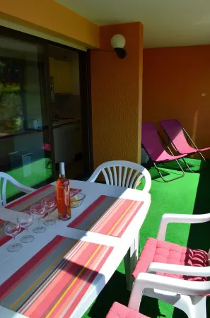 Quiet air-conditioned apartment 10 minutes' walk from the beaches and shops Отели в г. Борм-Ле-Мимоза