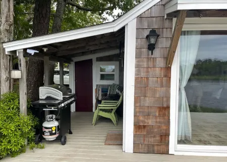 Peaceful Cozy Water Front Cottage. Step back in time and ENJOY Отели в г. Вэрхэм