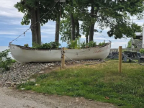 Clean & Cozy Cottage - Lake Views + Private Hot Tub 杰尼瓦酒店