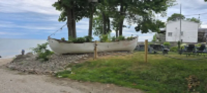 Clean & Cozy Cottage - Lake Views + Private Hot Tub