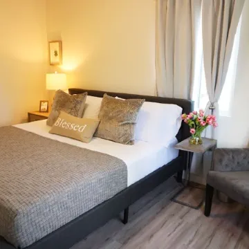 *NEW CONSTRUCTION* Sun Splashed 2b King bed w/pool by LAX, beaches, Disneyland.