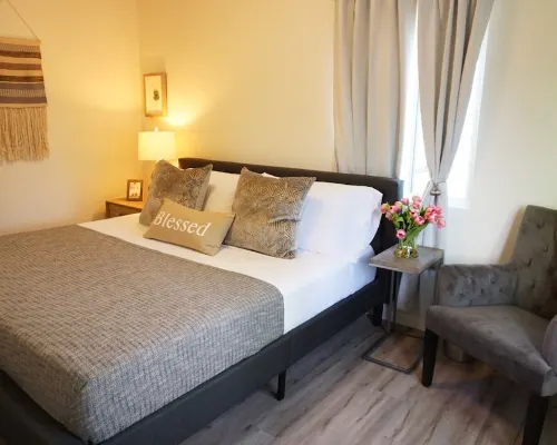 *NEW CONSTRUCTION* Sun Splashed 2b King bed w/pool by LAX, beaches, Disneyland. Hotels in Carson