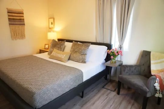 *NEW CONSTRUCTION* Sun Splashed 2b King bed w/pool by LAX, beaches, Disneyland.