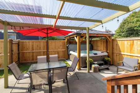 Charming Cottage Retreat - with Hot Tub, Sauna & 5 min walk to town!