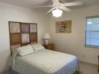 Condo with Boat Dock, 1.5 miles to beach, and 2 blocks to 5th Avenue! Hôtels à proximité de : Naples Pier