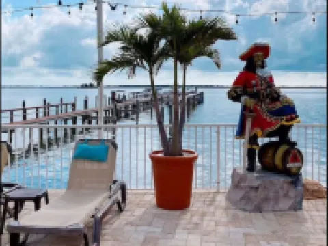 Dunedin Resort with 2 Pools, Hot Tub, Tiki Bar & Restaurant. Book Now ! ダニーディンのホテル