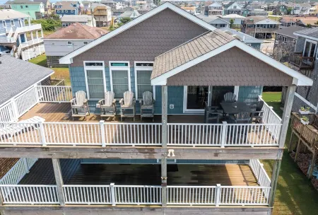 Ocean Views with a 1 minute walk to beach access! Linens & Bath Towels included!
