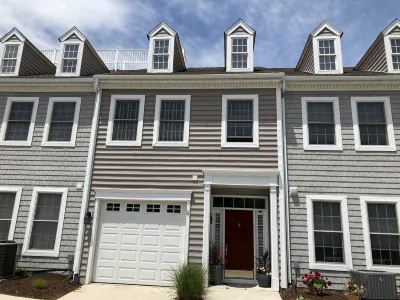 Your Beach "Summer White House": Walk/Bike to Shops, Eats, Beach; 3BR. Sleeps 6.