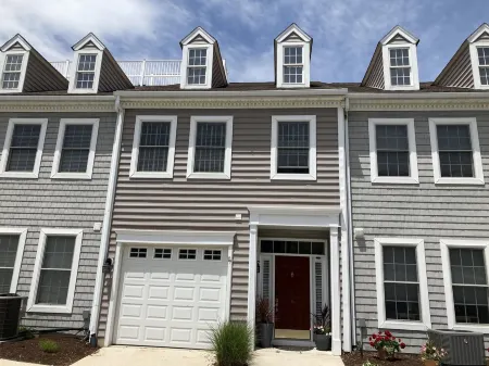 Your Beach "Summer White House": Walk/Bike to Shops, Eats, Beach; 3BR. Sleeps 6. Отели рядом с достопримечательностью «Рехобот-Бич»