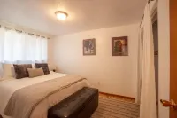 Garden House fenced yard with covered patio. Pets okay. Close access to shops. Hotels in Oregon City