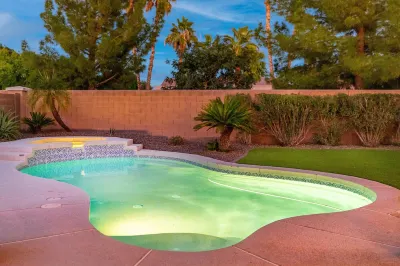 Golf and Backyard Getaway Hotels near Superstition Gateway West