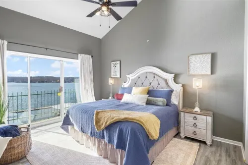 AMAZING TOP FLOOR LAKE VIEWS! UPDATED CONDO, 3 BR/2BA, GREAT LOCATION, 39' SLIP