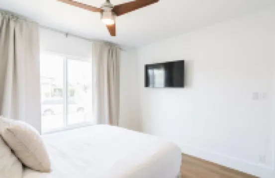 Beach House w/ Private Pool & Spa mins to beach!