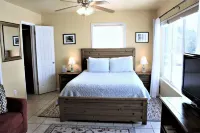 Quaint Studio, Walk downtown, Pet friendly, fenced yard, covered patio - Condos