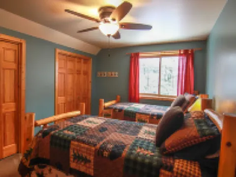 Spacious Crystal Mountain Resort Cabin w/ Game Rm! Minutes to Ski/Golf/Spa/Pool!