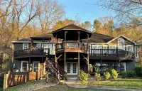 Waterfront Lakehouse with Dock, Kayaks, Paddleboards, Hot tub