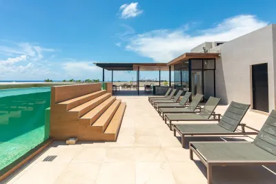 Luxury 2BR with Balcony, Direct Access to 5th Ave