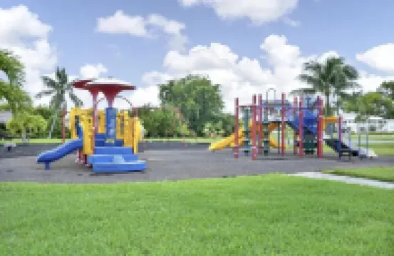 10% Off Promo! ! Renovated 3Br 3BA, Tiki Hut, 37' Dock, Cabana Club Memb.