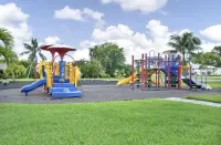 Renovated 3Br 3BA, Tiki Hut, 37' Dock, Boat Trailer Parking, Cabana Club Memb.