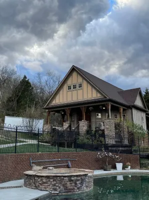 Charming country cottage in wonderful Franklin, TN with AC, WiFi. Hotels near First Presbyterian Church