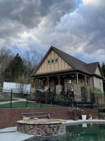 Charming country cottage in wonderful Franklin, TN with AC, WiFi.