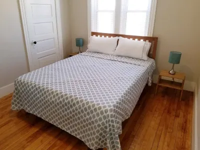 Large 3BR APT w/ enclosed front porch Close to Polar Park, palladium, WPI, DCU Các khách sạn gần HHiL Studios