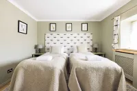 Luxurious Complex: 2 barns together edge of Frome