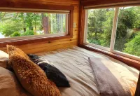 Near Pictured Rocks and trails, on the AuTrain River, has private hot tub