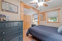 The Ultimate Getaway at a Charming Two-Bedroom Lakeside Cottage on Winnipesaukee