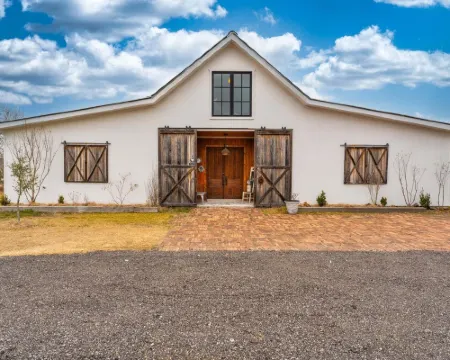 Luxury Barnhouse with 🔥HEATED🔥 Pool Hoteles en Kyle