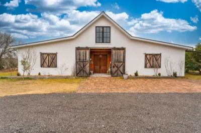 Luxury Barnhouse with 🔥HEATED🔥 Pool Kohl's Kyle附近的飯店