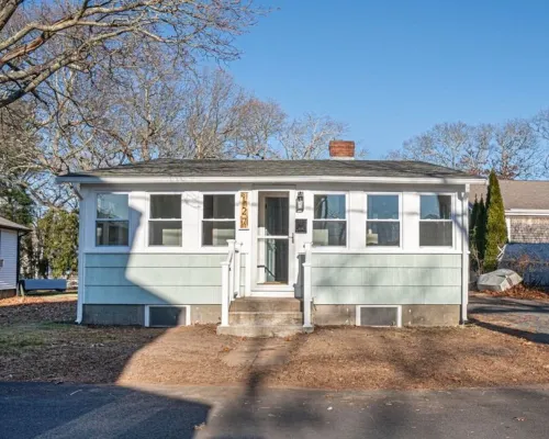 Adorable beach house - 5 min walk to private beach Hotels in Wareham
