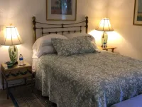 Cosy Home with Heated Pool Hotels in Edgewater