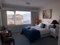 Huge luxurious Family home - Stunning Water Vista, 15 min from Hobart CBD