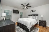 Stunning home centrally located by Bluffview Hotels in Love Field Area