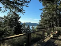 Paradise in Forest setting w/ Ocean views, hot tub, close to town & Hiking