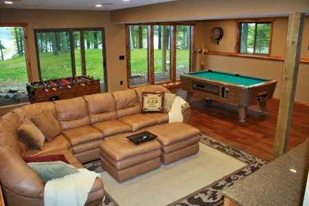 Beautiful Birchwood Lake Cabin; Awesome Fishing & Sunsets, plus game room!