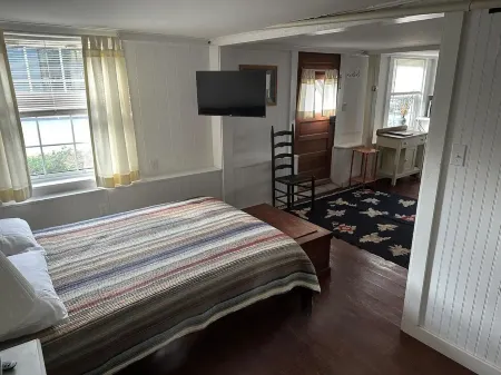 Studio Apt with Full Kitchen. 1 minute stroll over picturesque bridge into town.