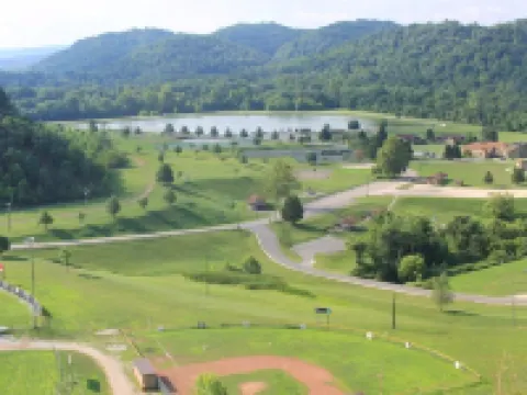 Superb British Colonial holiday home, greenhouse, outdoor deck, tropical garden Hotels in Barboursville