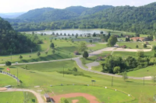 Superb British Colonial holiday home, greenhouse, outdoor deck, tropical garden