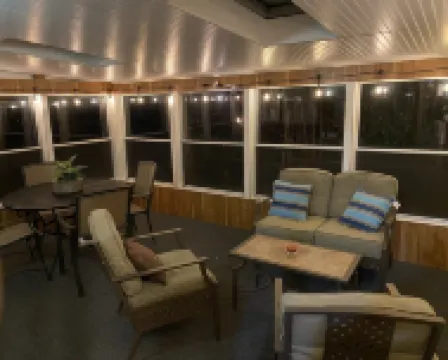 Beautiful Bi-level. Game room with pool table, 5 UHDTVs, WiFi. Central heat/air.