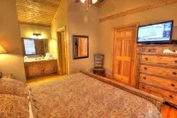 Family Tyme #78 - Charming & Clean Log Cabin!