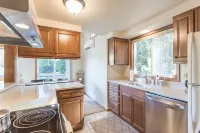 Mt Hood Escape, 3 bedroom, 2 bath, plus loft, sleeps 10, Professionally Cleaned Hotels in Welches