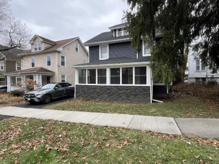 New 5 Bed 2 Bath near Syracuse University and Downtown with Plenty of Parking Отели в г. Сиракьюс