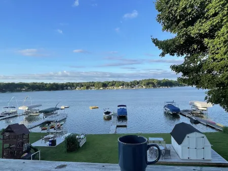 Lakefront Luxury Living: Chef's Kitchen, Fire Pit, Stunning Views & Boat Rental