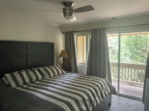 3BR apt. with WiFi BBQ Smart TVs close to Lake Tahoe, boat launch, biking trails Hotels in Dollar Point