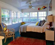 Coastal Cottage 4 Blocks from Beach, fall specials & military discounts