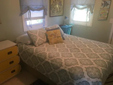 Lakefront 2 BR Cottage - Between Rochester and Niagara Falls