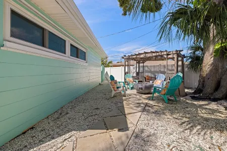 Spacious and Short Drive to Beach Отели в г. Бей-Пайнс